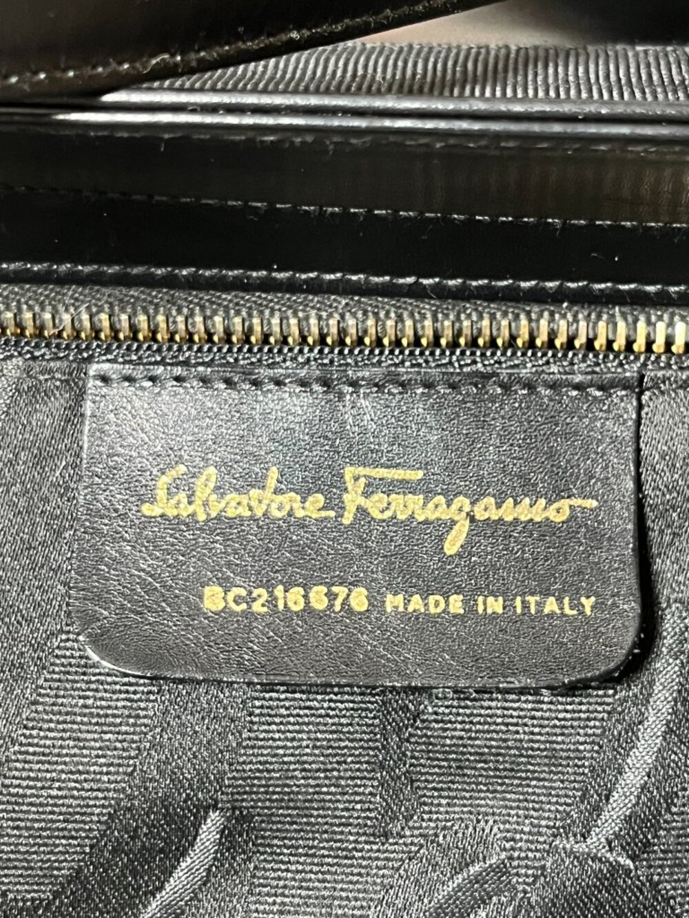 Salvatore Ferragamo Vintage Vara Bow Black Leather Shoulder Bag Code BC216676 - Picture 14 of 15
